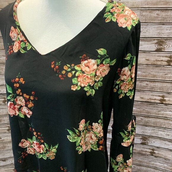 🔥🔥SALE🔥🔥Lily ROSE Black Blouse With Roses With Bell Sleeve - Picture 2 of 7